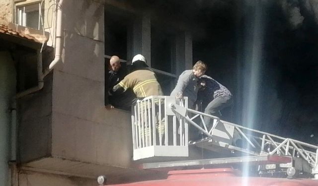 Yangın Dehşeti: Yaşlı Çift Son Anda Kurtarıldı