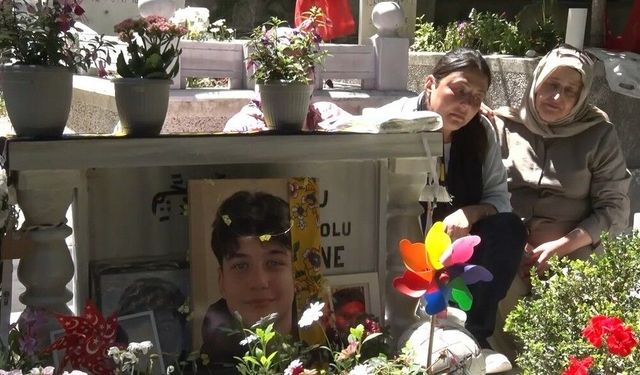 Gülhan Ünlü oğlu Atlas'ın mezarı başında gözyaşlarını tutamadı: 'Atlas'sız ikinci bayramımız, acımız gün gün katbekat artıyor'