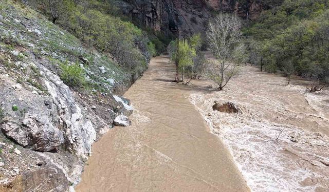 Kara yolu nehirle birleşti, yaşanan taşkın dron ile görüntülendi