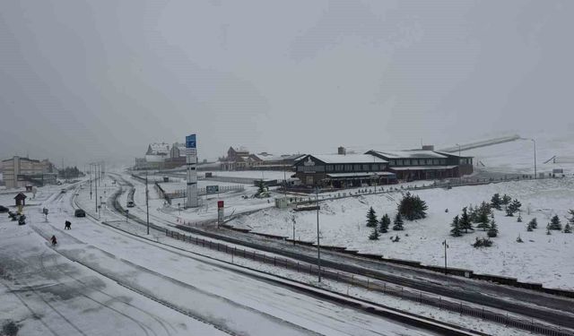 Mayıs karı Erciyes'i beyaza bürüdü