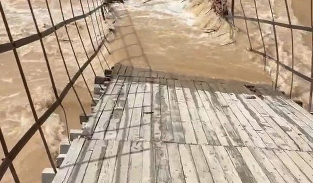 Munzur Nehri taştı, asma köprü çöktü
