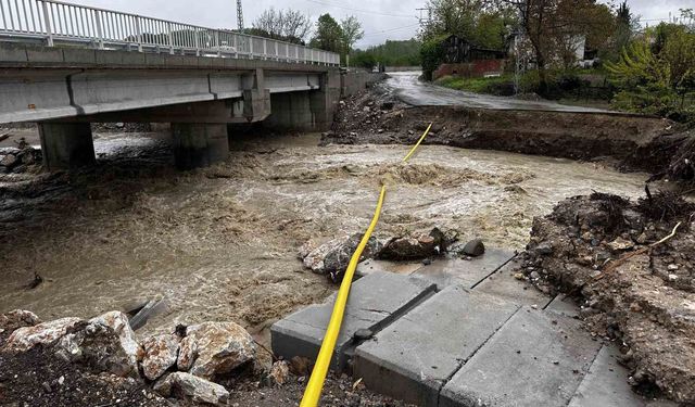 Sakarya'da şiddetli yağış yol çöktürdü: Doğal gaz borusu açığa çıktı