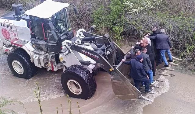 Sel yolları kapattı, cenaze yakınları kepçe ile taşındı