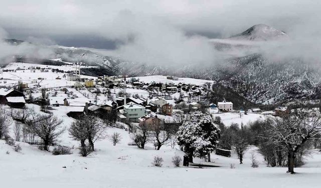Sivas'ın baharı kışı aratmadı, yüksek kesimlerde kar etkili oldu