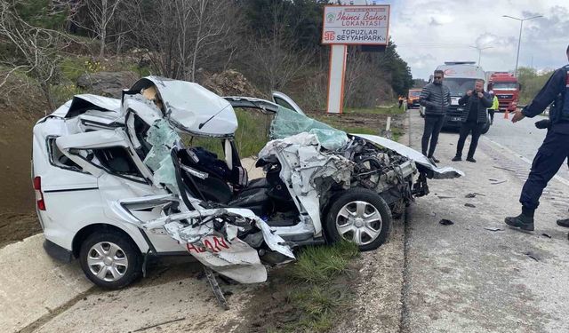 Tıra çarpan hafif ticari araç hurda yığınına döndü: 2 yaralı