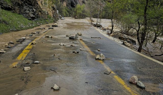Tunceli'de taşkınlar sonrası hasar alan ilçe yolu ulaşıma kapandı