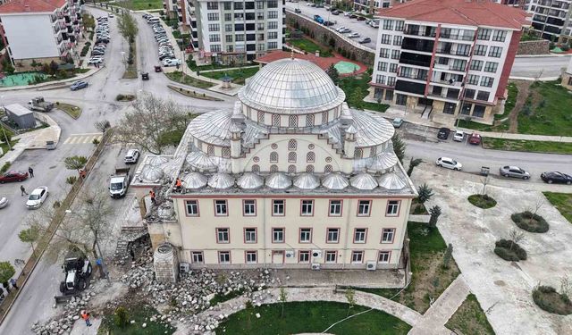 Yıldırımın minaresini yıktığı cami havadan görüntülendi