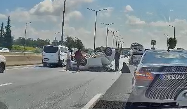 Mersin Otoyolu Adana Girişinde Feci Kaza: Otomobil Takla Attı!