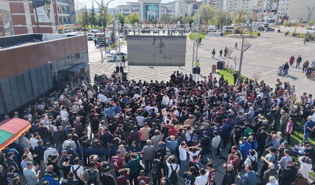 Milletvekilleri Adana’da, Taraftarı Kent Meydanında Elazığsporu Yalnız Bırakmadı