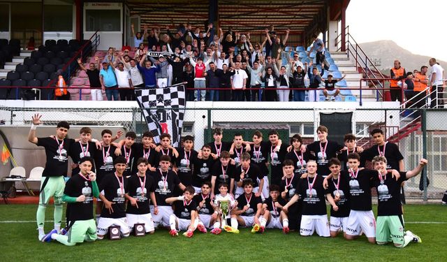 Adana Demirspor Eski Oyuncusu Cem Uskanyiğit Şampiyonluk Kupasını Kaldırdı