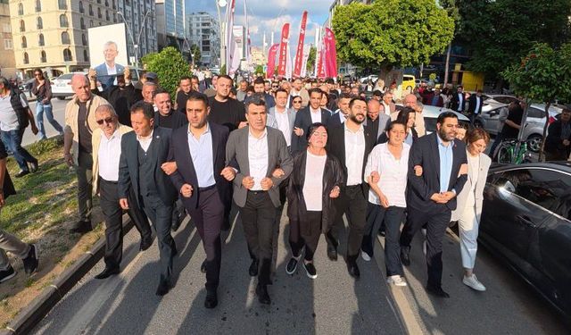 Adana’da CHP’liler Sokağa İndi! “Mutlak Butlan” Kararına Sert Tepki