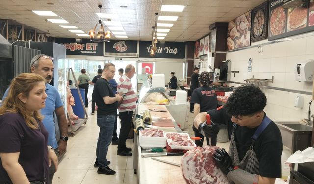 Kurban Bayramı’nda Kasaplarda Yoğun Mesai: Satır ve Kıyma Makineleri Durmaksızın Çalışıyor!