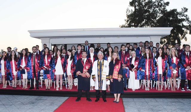Adana’da SBÜ'de Genç Hekimler Diplomalarına Kavuştu