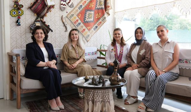 Süreyya Yavuz Yüreğir'deki Gastronomi Sultanları Kooperatifi'nde Üreten Kadınlarla Buluştu