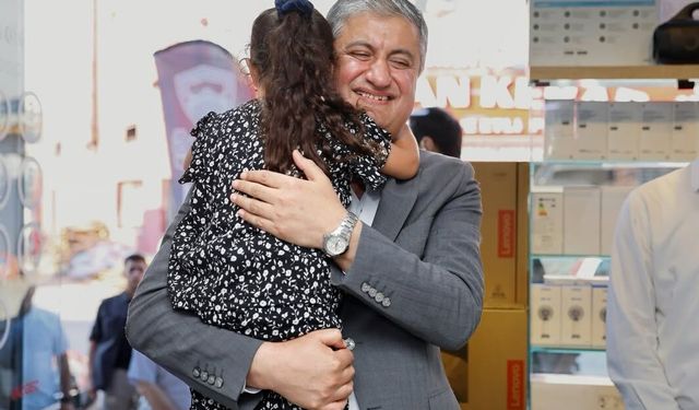 Vali Mustafa Yavuz Yüreğir'de Esnafı Dinledi, Vatandaşla Kucaklaştı