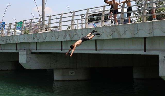 Adana’da Ölümüne Serinlik: Gençler Kanallara Akın Etti
