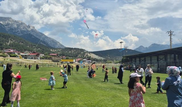 Pozantı’da Gökyüzü Renk Cümbüşüne Döndü