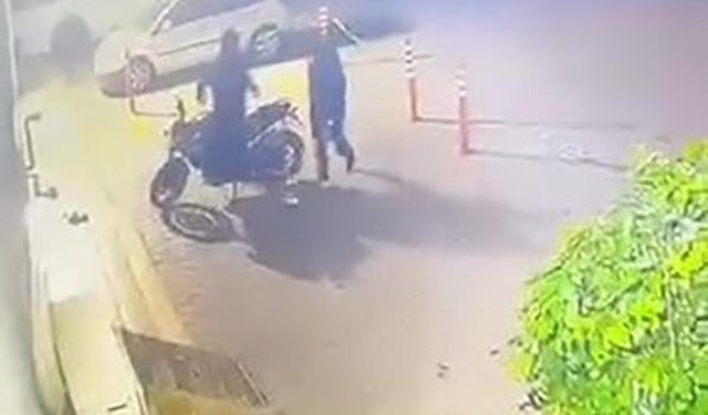 Adana’da Motosiklet Hırsızlığı Kamerada: Polis Fark Edince Şüpheliler Kaçtı