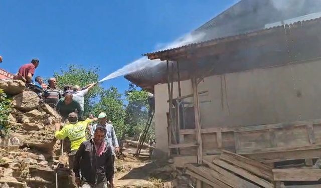 Feke'de Korkutan Yangın: Ev Kullanılamaz Hale Geldi