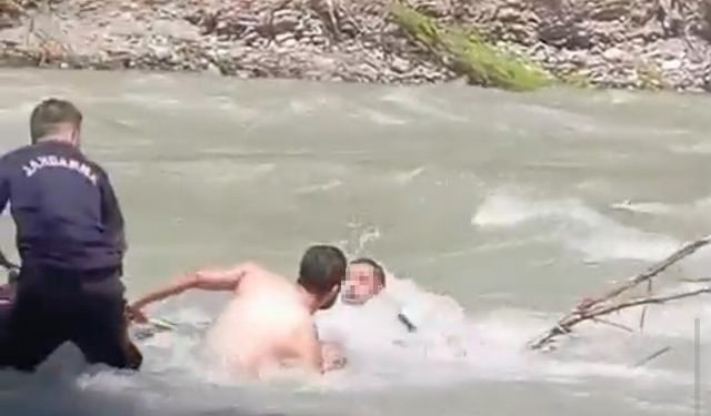 Serinlemek İçin Girdi, Çakıt Çayı'nda Mahsur Kaldı
