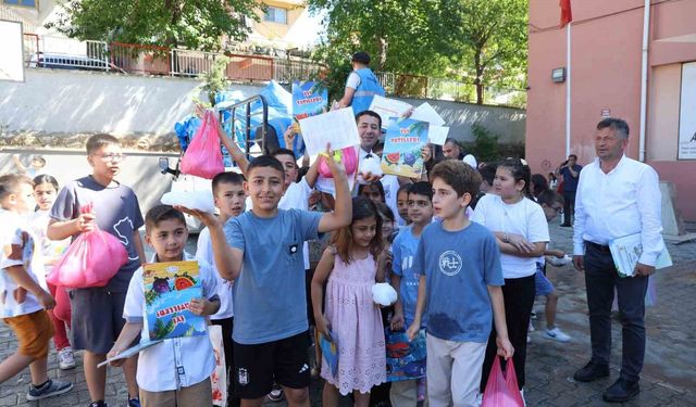 Adana'da 40 Derecede Kar Sürprizi! Öğrenciler Karne Gününde Kar Topu Oynadı