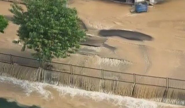 Adana'da Ana Su Borusu Patladı! Cadde Nehre Döndü