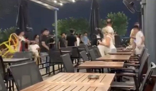 Adana'da AVM'de Yumruklu Sandalyeli Kavga! Kadınlar Arada Kaldı