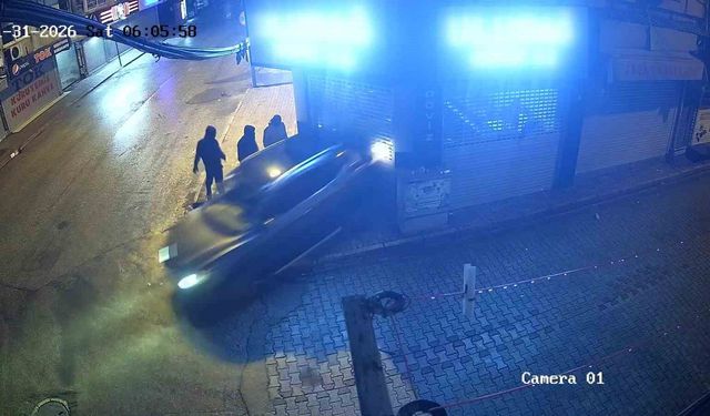 Adana'da Film Gibi Soygun: Kepengi Araçla Yıkıp 16 Bin Dolar Çaldılar