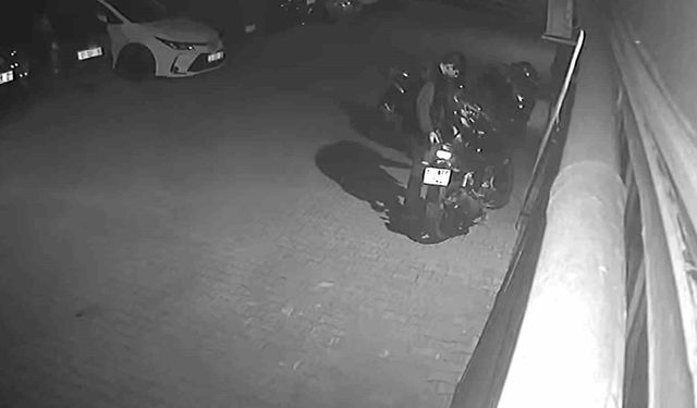 Adana’da Motosiklet Hırsızlığı Kamerada! “Geri Verecektim” Dedi
