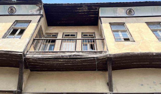 Adana'nın Göbeğinde Büyük Tehlike! Mahalleli Metruk Binalardan Korkuyor
