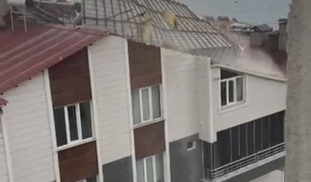 Ahlat'ta fırtına çatıları uçurdu