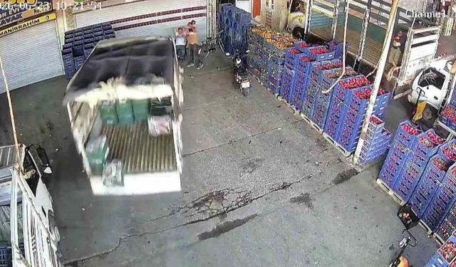 Kontrolden Çıkan Kamyonet İş Yeri Önünde Oturan Kişiye Çarptı