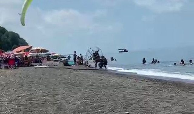 Plajda kontrolden çıkan motorlu paraşüt kalabalığa daldı: 3 yaralı