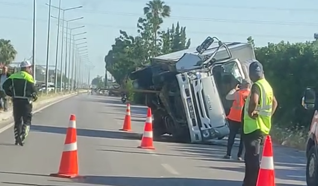Karataş Caddesi'nde Kamyonet Devrildi