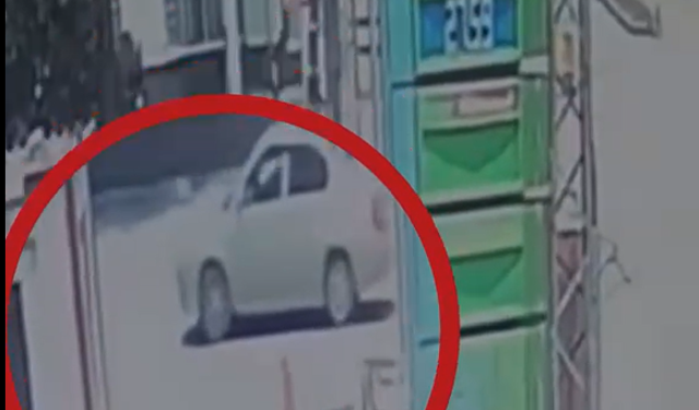 El Freni Unutuldu! Otomobil Kendi Kendine Caddeye ÇIktı