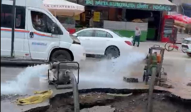 Adana'da İçme Suyu Borusu Patladı