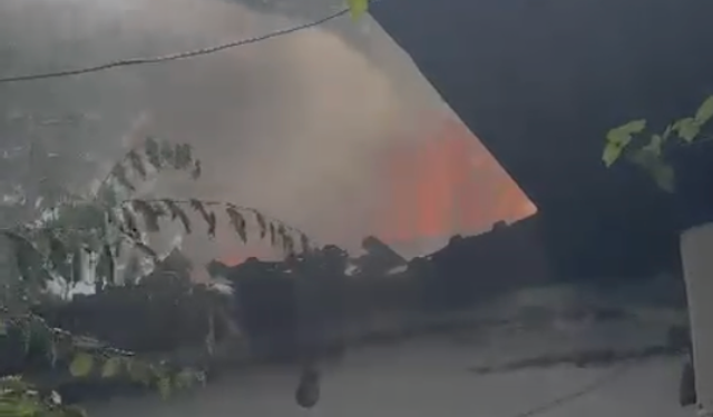 Adana'da Korkutan Yangın! Metruk Bina Alevlere Teslim Oldu