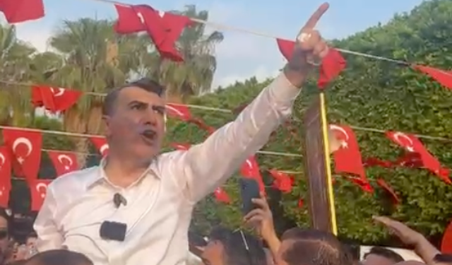 Anıl Tanburoğlu Partililerle Yürüdü “Atatürkçüler Yola Çıkıyor” Mesajı Verdi