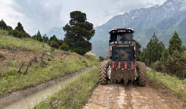 Pozantı Belediyesi'nden Çiftçiye Yol Desteği