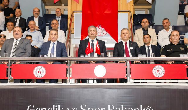 Adana'da Spor Okulları Coşkuyla Açıldı! Vali Mustafa Yavuz'dan Gençlere Mesaj