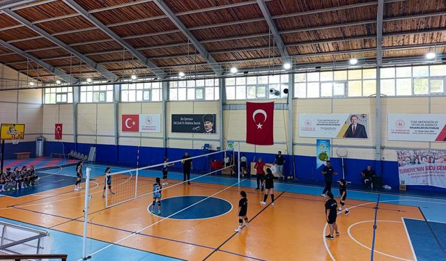 Karataş'ta Geleceğin Sultanları Sahne Aldı! Mini Voleybol Şenliği Büyük İlgi Gördü