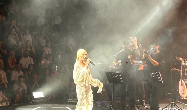 Adana'da Gülşen Rüzgarı Esti! Binlerce Hayranı Akın Etti