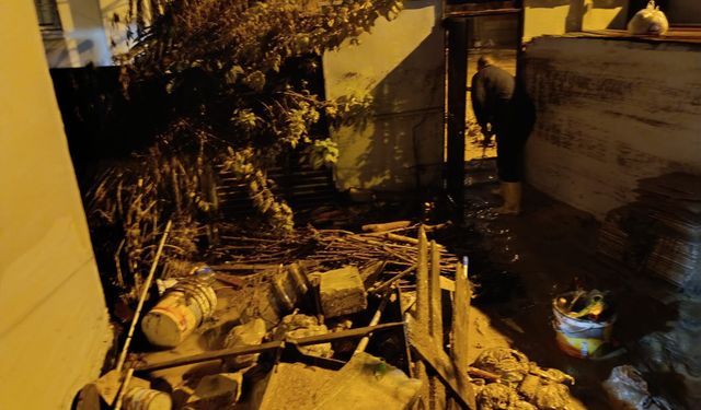 Adana’da Vatandaş İsyan Etti: “Her Yağmurda Aynı Kâbusu Yaşıyoruz”
