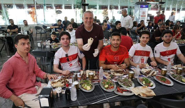 Milli Maç Adana'da Ciğer Eşliğinde İzlendi