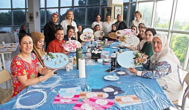 Adana'da Anne Adayları ve Ebeler Sanat Atölyesinde Buluştu