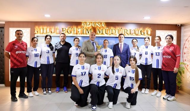 Türkiye Şampiyonu Hokey Takımına İl Millî Eğitim Müdürü Aras'tan Tebrik
