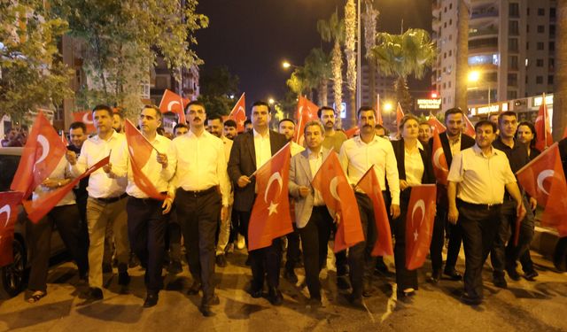 Türk Bayraklarıyla Yürüdüler: Kozan'da 15 Temmuz Anması