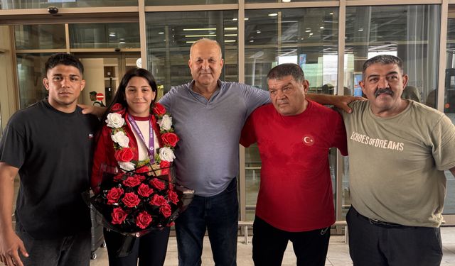 Adana'nın Altın Kızı Memleketine Döndü! Havalimanında Duygu Dolu Anlar