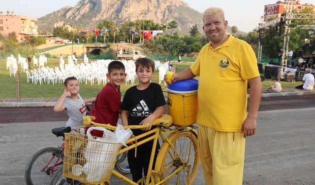 Adana'nın "Sarı Dondurmacısı" Görenleri Gülümsetiyor