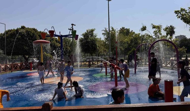 Adana Sıcağında Çocukların Yeni Adresi! Sulama Kanalları Yerine Bu Parka Koşuyorlar